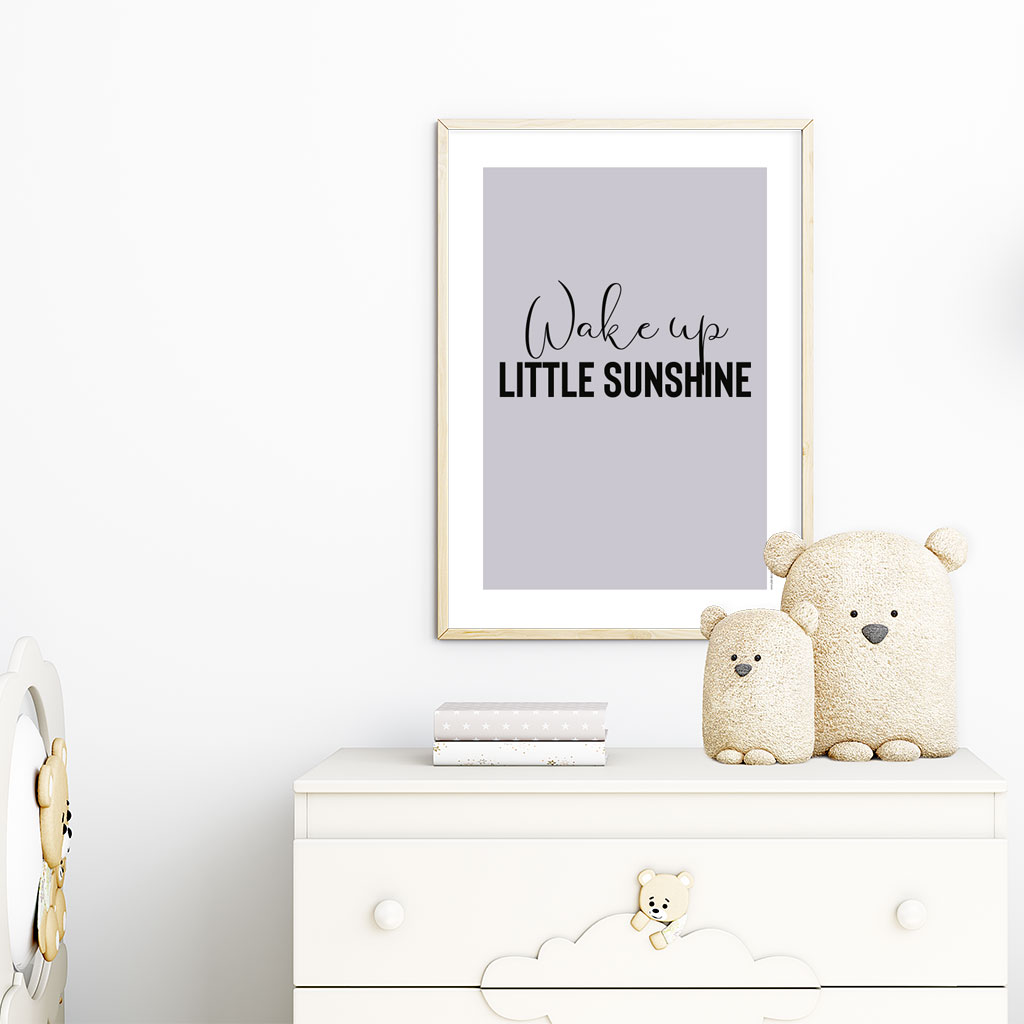 viser rektangulaer citatplakat med boernecitatet "Wake up little sunshine" fra www.plakatcompagniet.dk. Lilla baggrund x