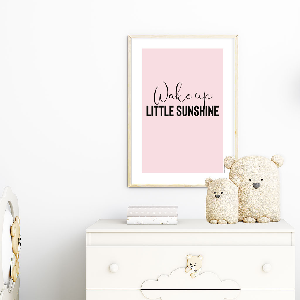 viser rektangulaer citatplakat med boernecitatet "Wake up little sunshine" fra www.plakatcompagniet.dk. Lyseroed baggrund x