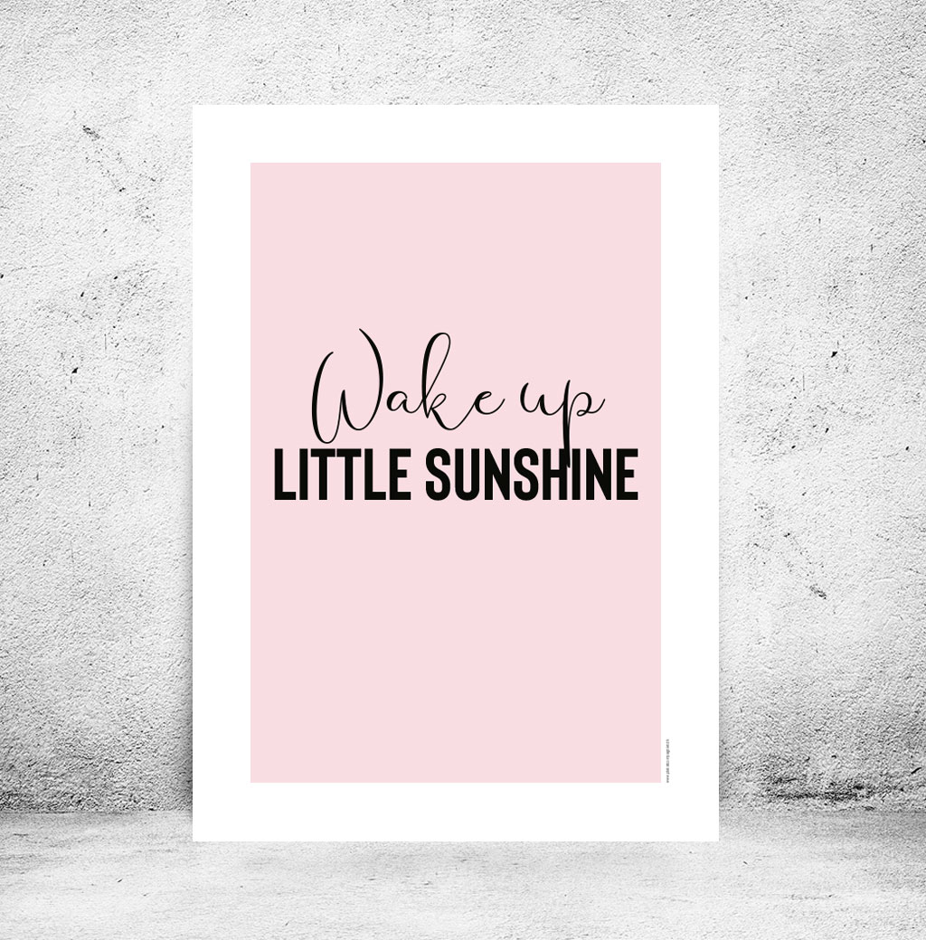 viser rektangulaer citatplakat med boernecitatet "Wake up little sunshine" fra www.plakatcompagniet.dk. Lyseroed baggrund