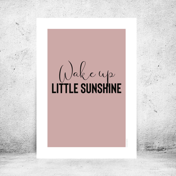 viser rektangulaer citatplakat med boernecitatet "Wake up little sunshine" fra www.plakatcompagniet.dk. Rosa baggrund