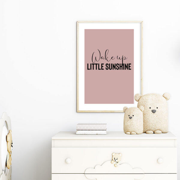viser rektangulaer citatplakat med boernecitatet "Wake up little sunshine" fra www.plakatcompagniet.dk. Rosa baggrund x