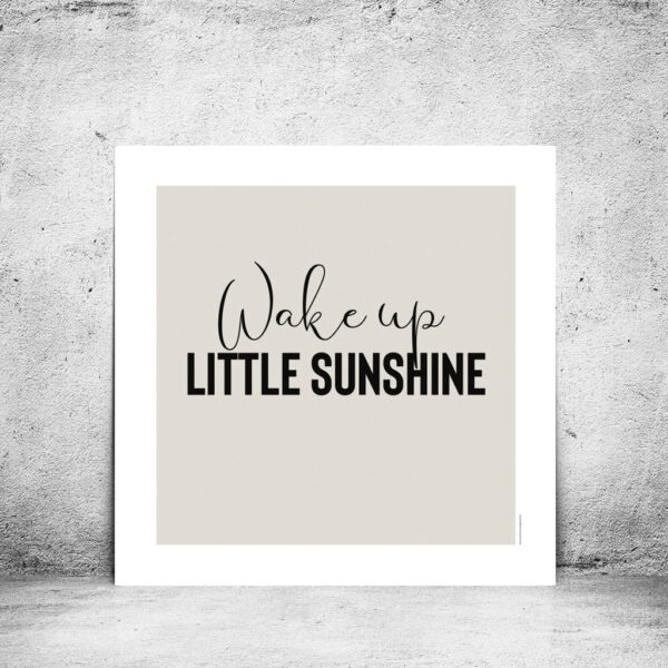 viser rektangulaer citatplakat med boernecitatet "vwake up little sunshine" fra www.plakatcompagniet.dk. Beige baggrund