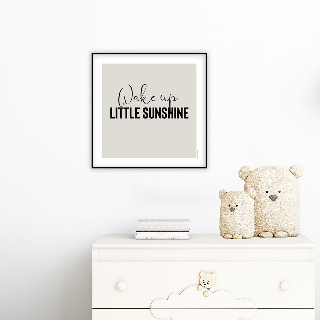viser kvadratisk citatplakat med boernecitatet "wake up little sunshine" fra www.plakatcompagniet.dk. Beige baggrund x