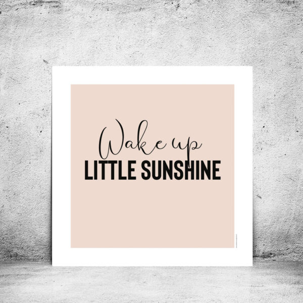 viser kvadratisk citatplakat med boernecitatet "wake up little sunshine" fra www.plakatcompagniet.dk. Blush baggrund