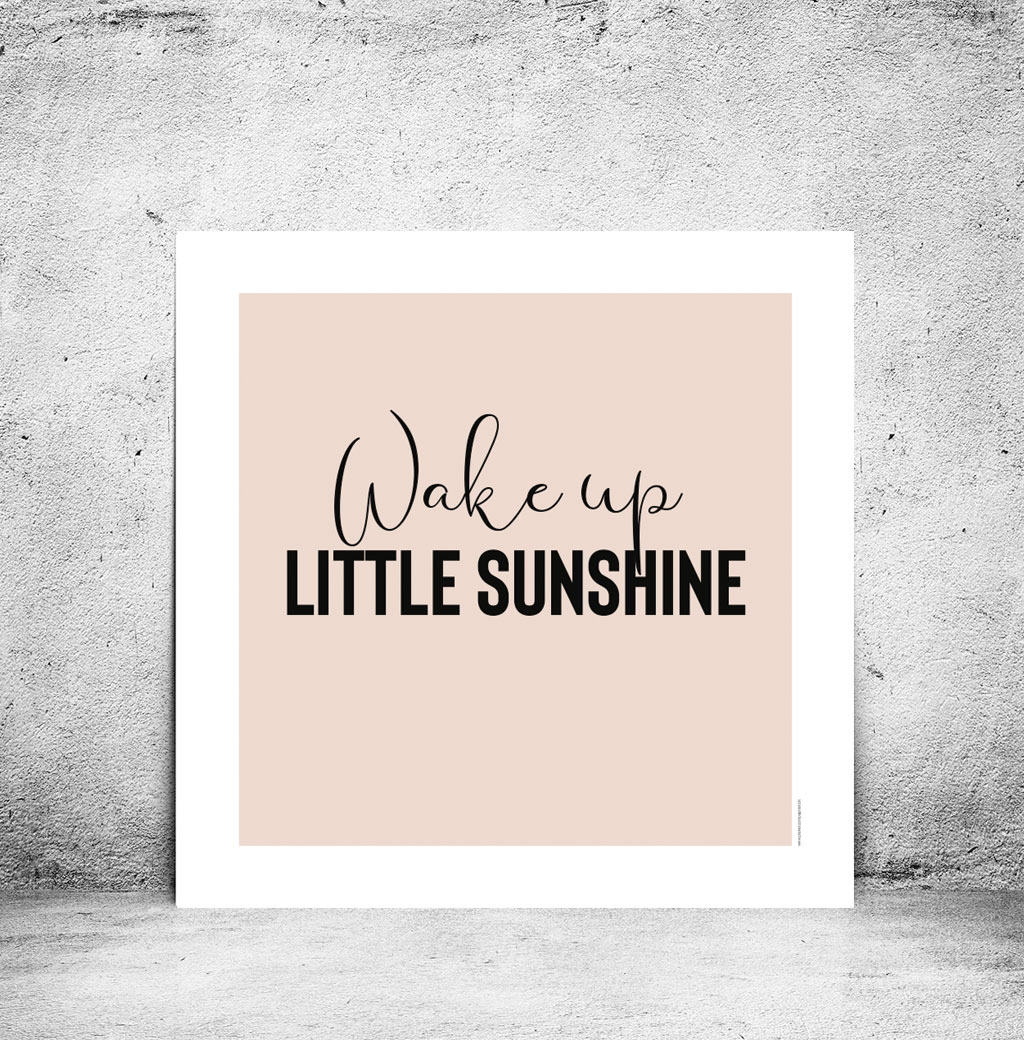 viser kvadratisk citatplakat med boernecitatet "wake up little sunshine" fra www.plakatcompagniet.dk. Blush baggrund