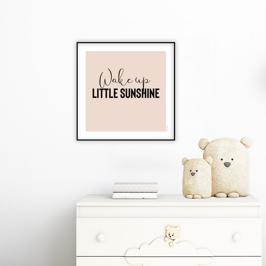 viser kvadratisk citatplakat med boernecitatet "wake up little sunshine" fra www.plakatcompagniet.dk. Blush baggrund x