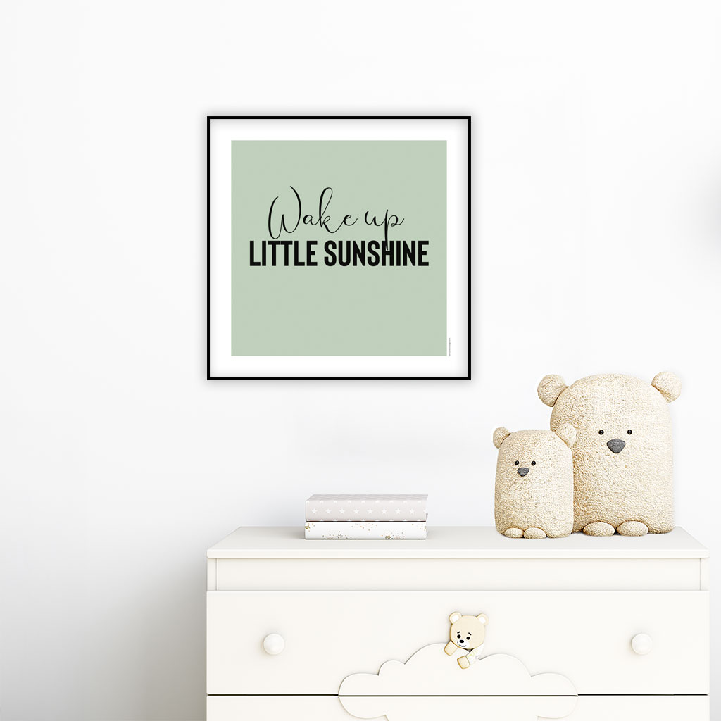 viser kvadratisk citatplakat med boernecitatet "wake up little sunshine" fra www.plakatcompagniet.dk. Groen baggrund x