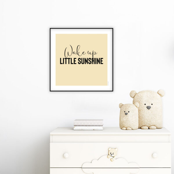 viser kvadratisk citatplakat med boernecitatet "wake up little sunshine" fra www.plakatcompagniet.dk. Gul baggrund x