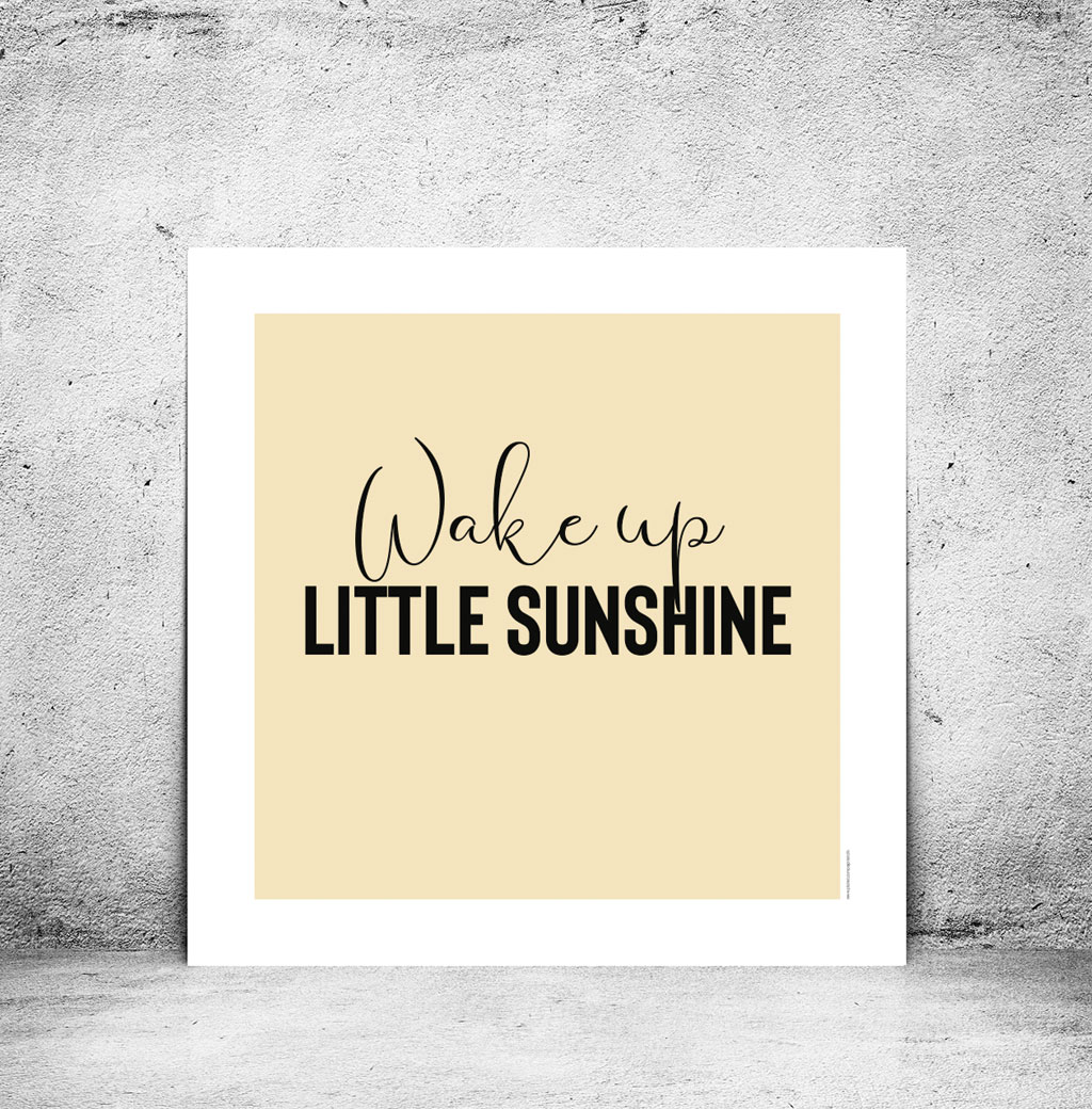 viser kvadratisk citatplakat med boernecitatet "wake up little sunshine" fra www.plakatcompagniet.dk. Gul baggrund