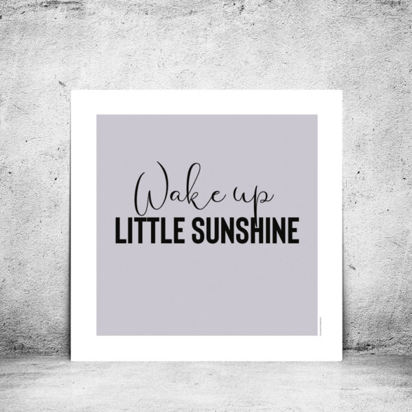 viser kvadratisk citatplakat med boernecitatet "wake up little sunshine" fra www.plakatcompagniet.dk. Lilla baggrund
