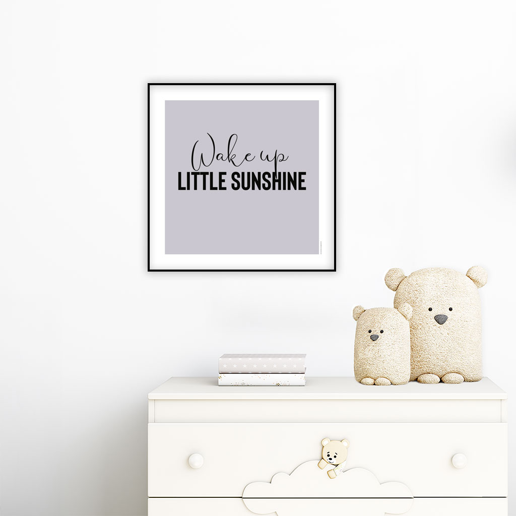 viser kvadratisk citatplakat med boernecitatet "wake up little sunshine" fra www.plakatcompagniet.dk. Lilla baggrund x
