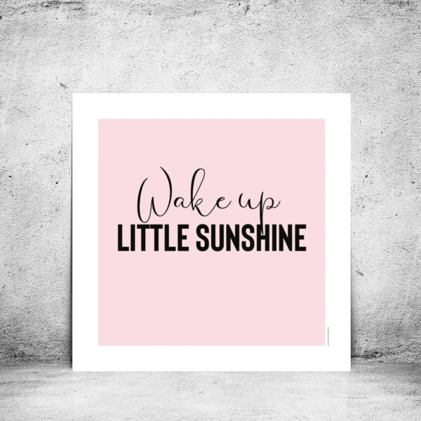viser kvadratisk citatplakat med boernecitatet "wake up little sunshine" fra www.plakatcompagniet.dk. Lyseroed baggrund