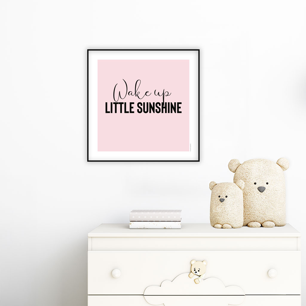 viser kvadratisk citatplakat med boernecitatet "wake up little sunshine" fra www.plakatcompagniet.dk. Lyseroed baggrund x
