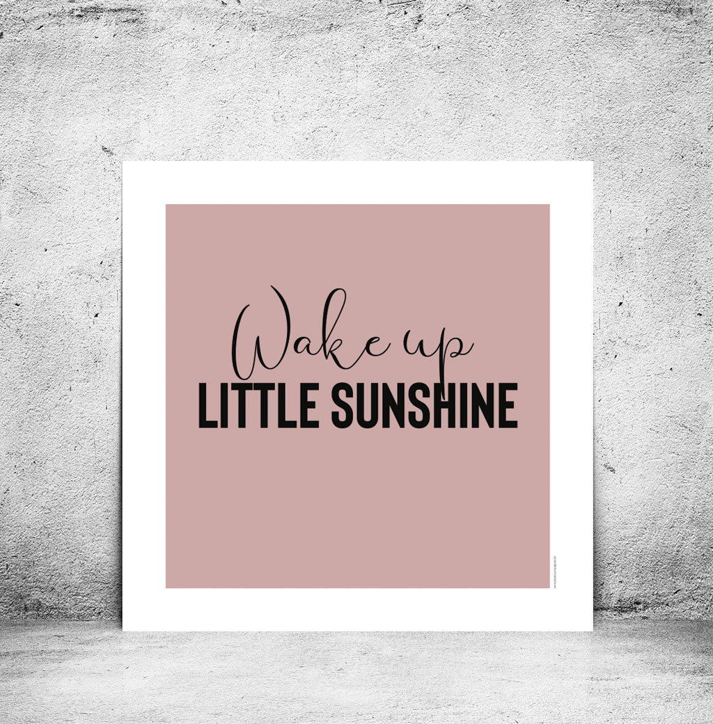 viser kvadratisk citatplakat med boernecitatet "wake up little sunshine" fra www.plakatcompagniet.dk. Rosa baggrund