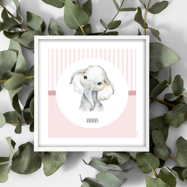viser kvadratisk navneplakat med elefant med en lyseroed baggrund fra www.plakatcompagniet.dk xx