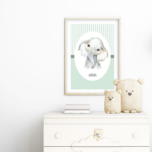 viser rektangulaer navneplakat med elefant med en groen baggrund fra www.plakatcompagniet.dk x