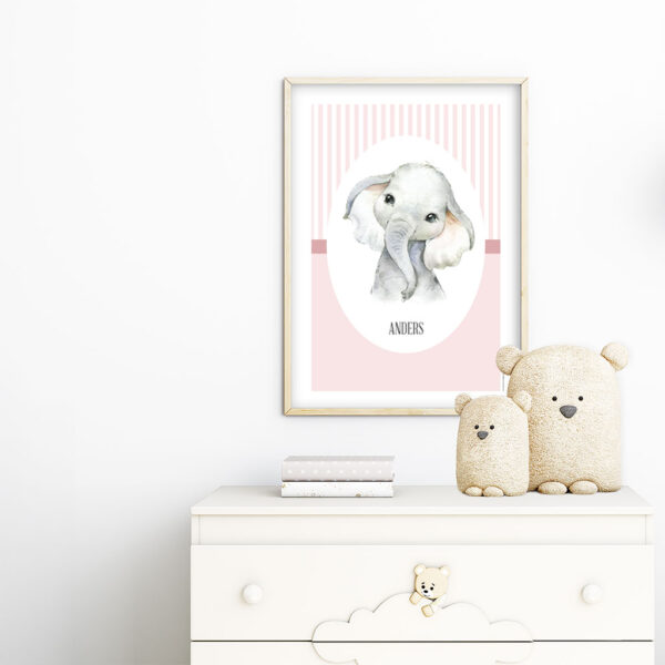 viser rektangulaer navneplakat med elefant med en lyseroed baggrund fra www.plakatcompagniet.dk x
