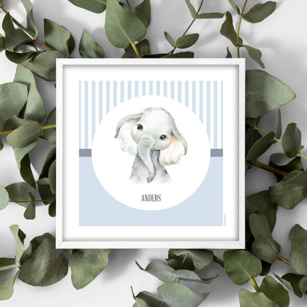 viser kvadratisk navneplakat med elefant med en blaa baggrund fra www.plakatcompagniet.dk xx