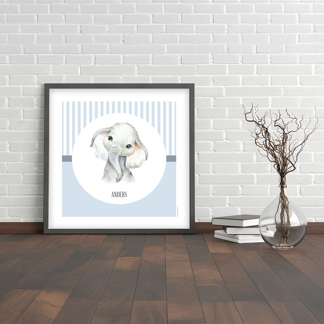 viser kvadratisk navneplakat med elefant med en blaa baggrund fra www.plakatcompagniet.dk xxx