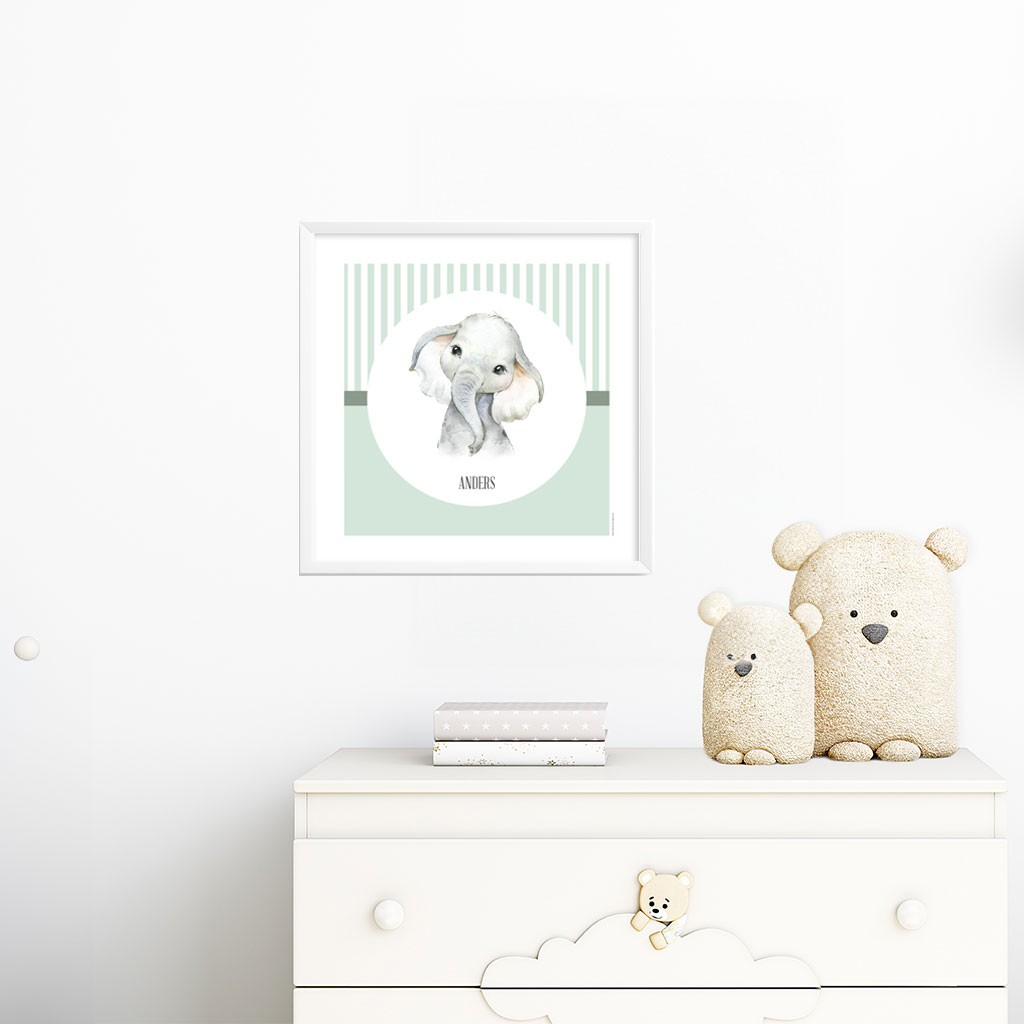 viser kvadratisk navneplakat med elefant med en groen baggrund fra www.plakatcompagniet.dk x