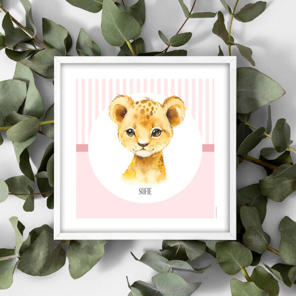 viser kvadratisk navneplakat med tiger med en lyseroed baggrund fra www.plakatcompagniet.dk xxx