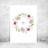 viser rektangulaer navneplakat med rosa blomsterkrans med barnets fornavn og foedselsdato fra www.plakatcompagniet.dk