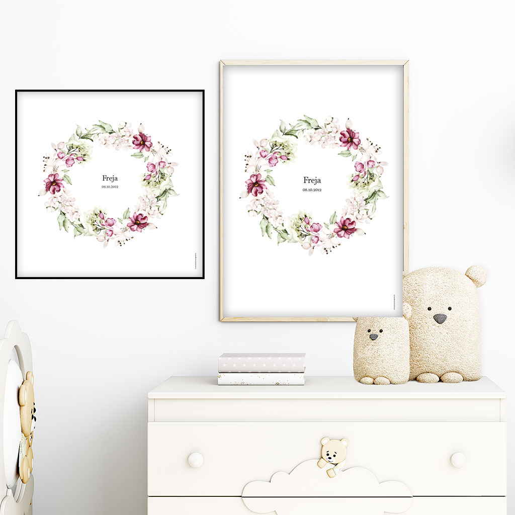 viser rektangulaer navneplakat med rosa blomsterkrans med barnets fornavn og foedselsdag fra www.plakatcompagniet.dk