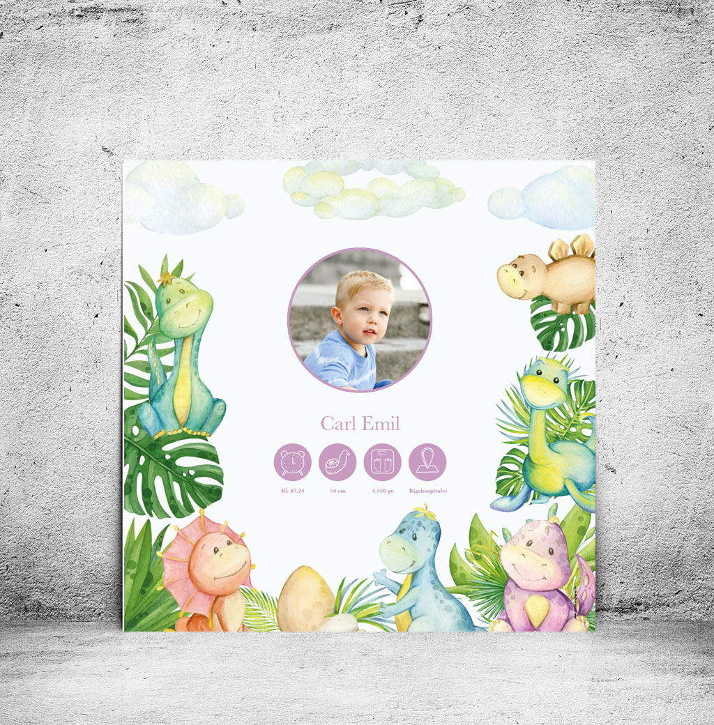 viser fødselstavle med dinosaurer og lilla tema. Designet fra www.plakatcompagniet.dk