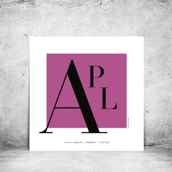 Viser kvadratisk familieplakat. Plads til familiens navne nederst på siden. Pink baggrund. Designet af www.plakatcompagniet.dk