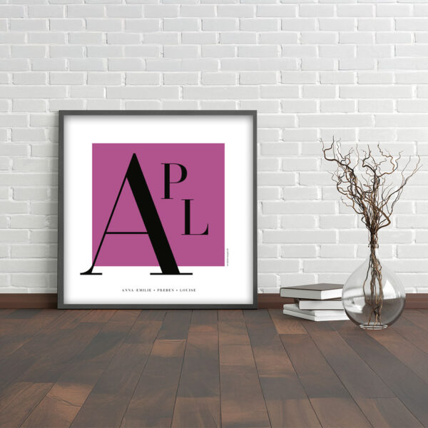 Viser kvadratisk familieplakat. Plads til familiens navne nederst på siden. Pink baggrund. Designet af www.plakatcompagniet.dk x