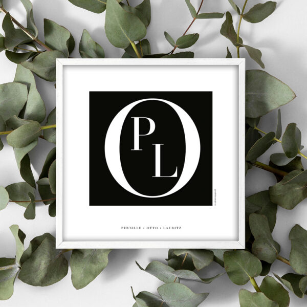 Viser kvadratisk familieplakat. Plads til familiens navne nederst på siden. sort baggrund. Designet af www.plakatcompagniet.dk xx