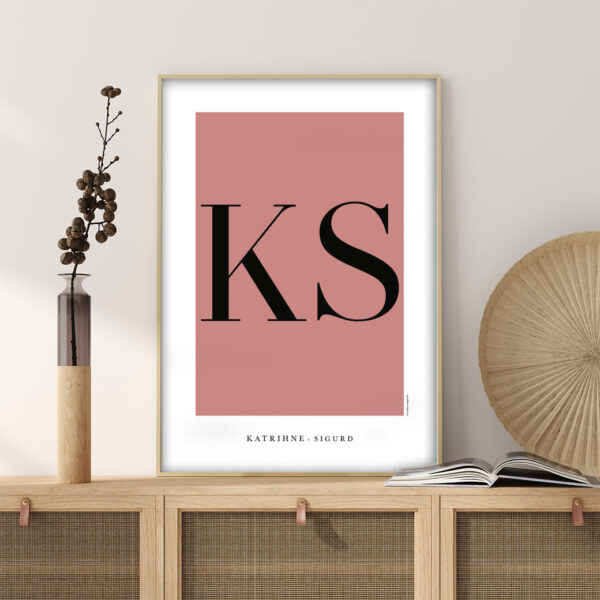 Viser rektangulaer familieplakat. Plads til familiens navne nederst på siden. Coral baggrund. Designet af www.plakatcompagniet.dk x