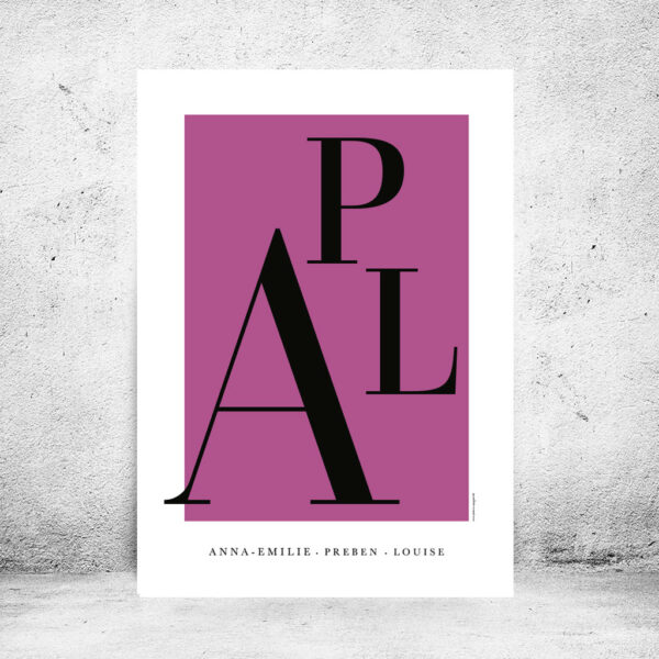 Viser rektangulaer familieplakat. Plads til familiens navne nederst på siden. Pink baggrund. Designet af www.plakatcompagniet.dk