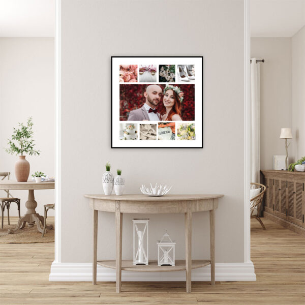 viser kvadratisk fotoplakat med 9 fotos. Et stort foto og 8 mindre fotos. Farve fotos på hvid baggrund. Designet af www.plakatcompagniet.dk x