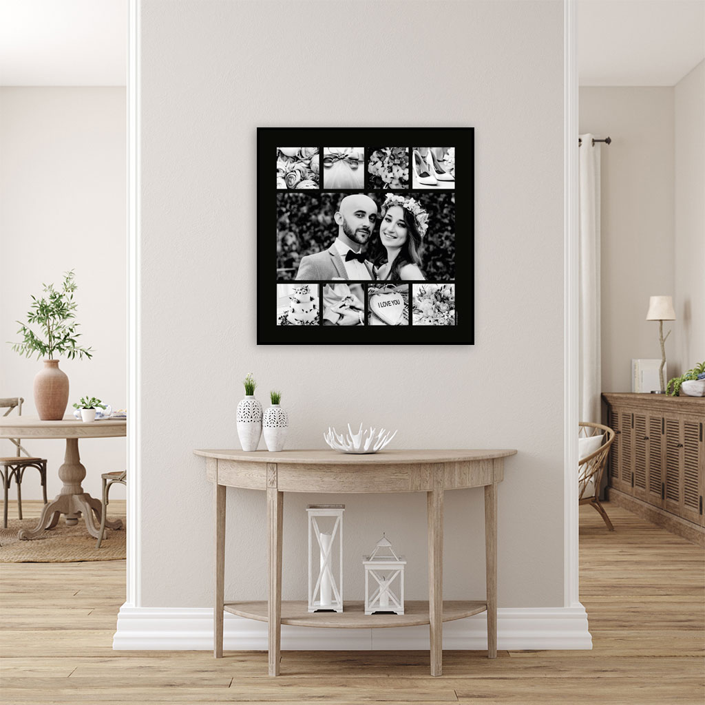 viser kvadratisk fotoplakat med 9 fotos. Et stort foto og 8 mindre fotos. Sort_hvid fotos på sort baggrund. Designet af www.plakatcompagniet.dk x