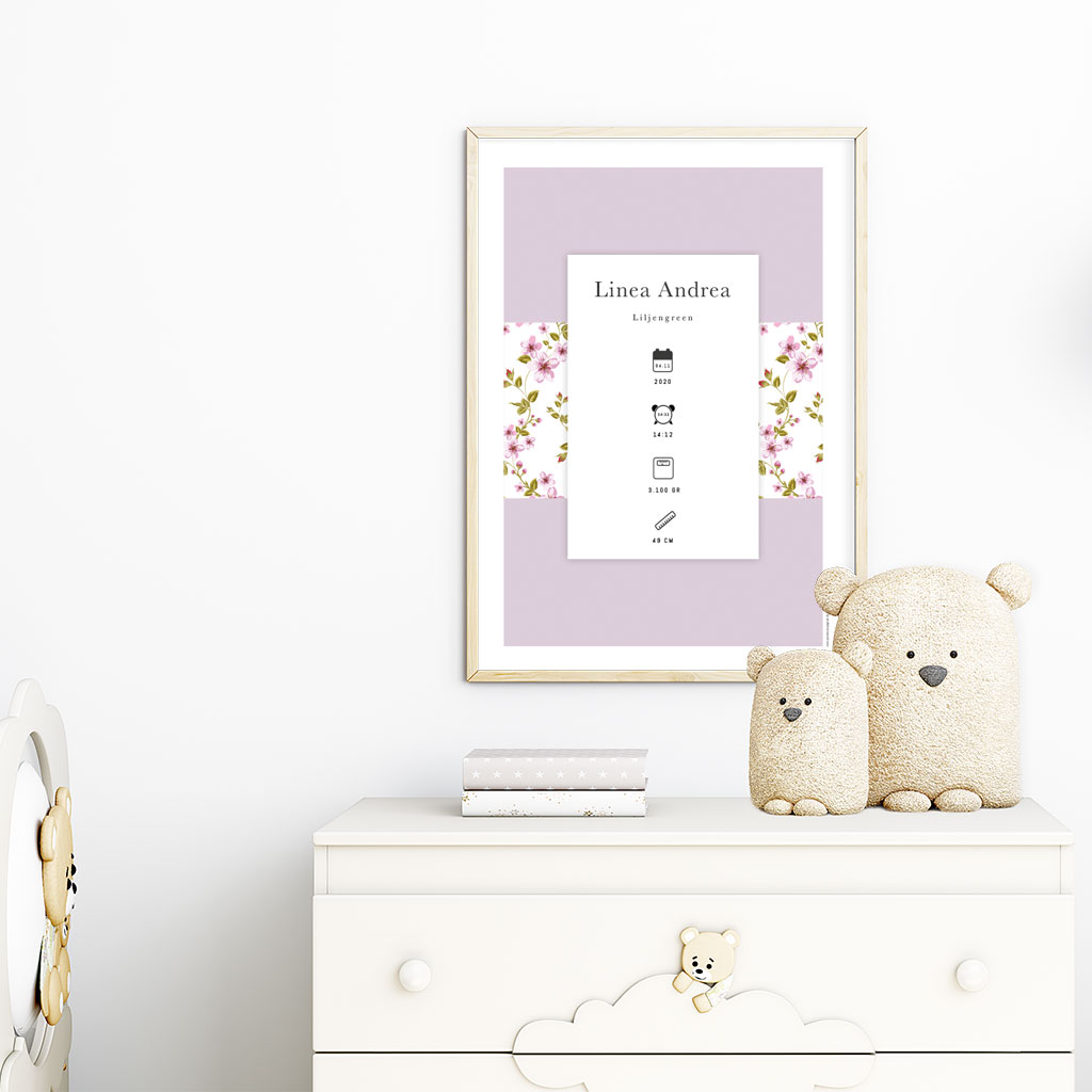 viser fødselstavle med syrenfarvet baggrund og blomstermoenster-med-hvid-kant-haenger paa boernevaerelse over hvid kommode - fra www.plakatcompagniet.dk