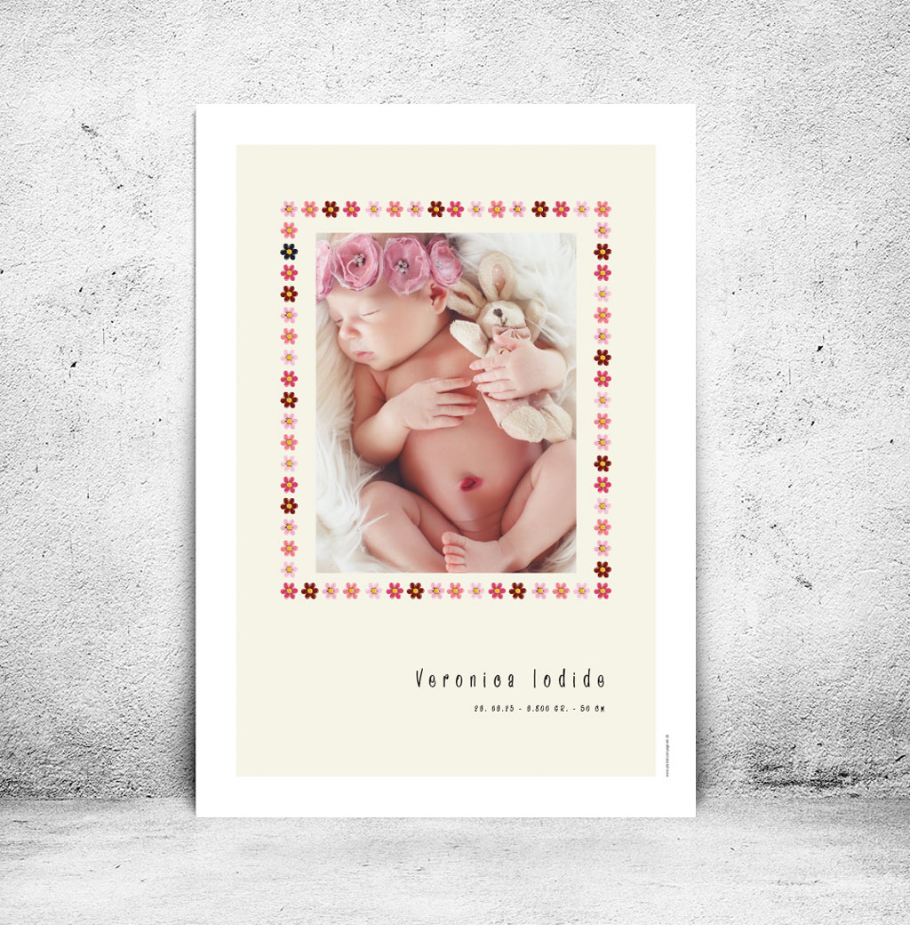 viser rektangulaer fødselstavle med et foto omkranset af en soed kant af blomster i rosa farver. Dertil fornavn og foedselsdata. Beige baggrund med hvid kant. Designet af www.plakatcompagniet.dk
