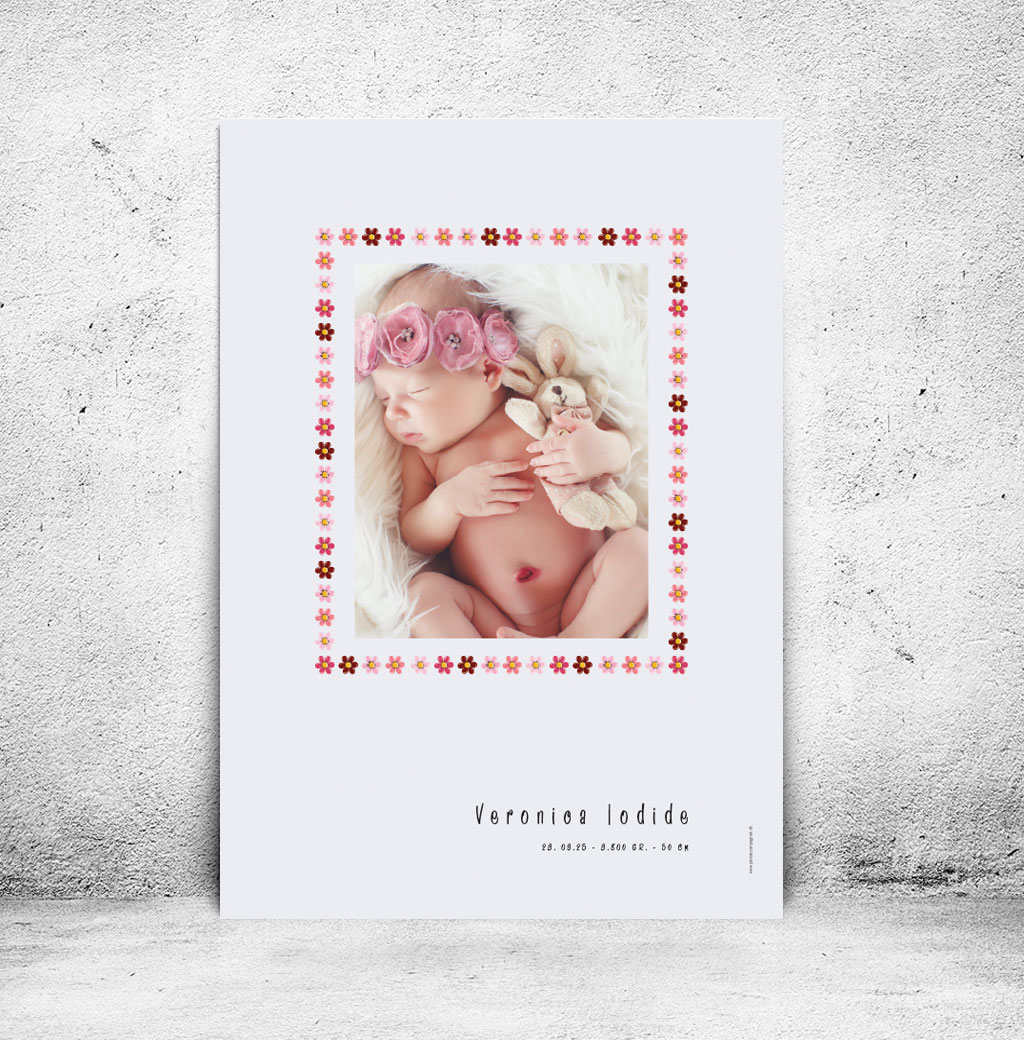 viser rektangulaer fødselstavle med et foto omkranset af en soed kant af blomster i rosa farver. Dertil fornavn og foedselsdata. Graa baggrund. Designet af www.plakatcompagniet.dk