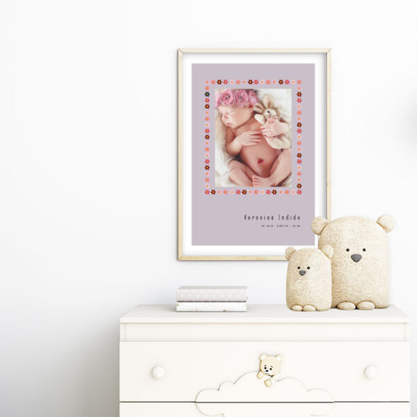 viser rektangulaer fødselstavle med et foto omkranset af en soed kant af blomster i rosa farver. Dertil fornavn og foedselsdata. Lilla baggrund. Designet af www.plakatcompagniet.dk x