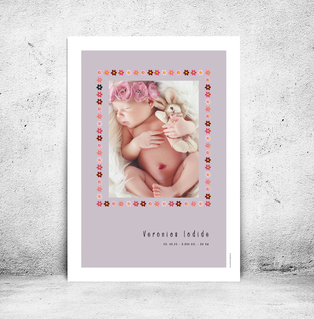 viser rektangulaer fødselstavle med et foto omkranset af en soed kant af blomster i rosa farver. Dertil fornavn og foedselsdata. Lila baggrund med hvid kant. Designet af www.plakatcompagniet.dk