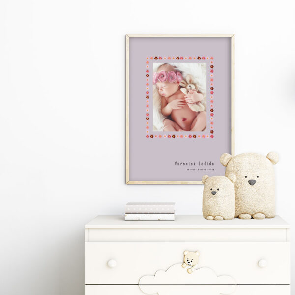 viser rektangulaer fødselstavle med et foto omkranset af en soed kant af blomster i rosa farver. Dertil fornavn og foedselsdata. Lilla baggrund. Designet af www.plakatcompagniet.dk x