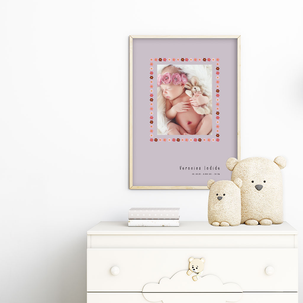 viser rektangulaer fødselstavle med et foto omkranset af en soed kant af blomster i rosa farver. Dertil fornavn og foedselsdata. Lilla baggrund. Designet af www.plakatcompagniet.dk x