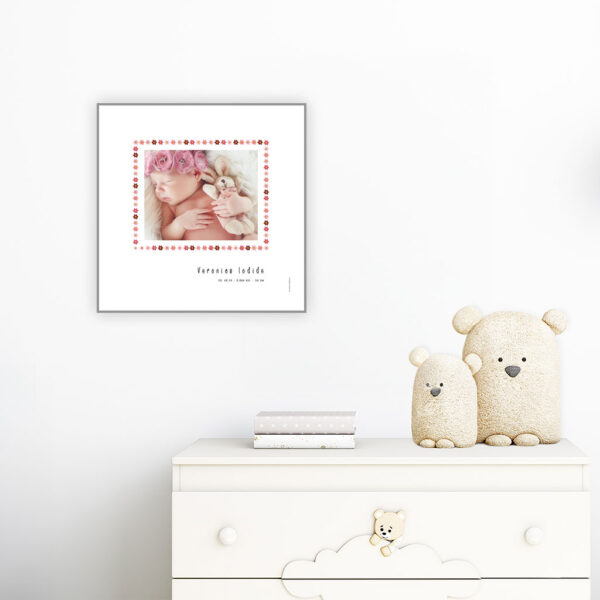 viser kvadratisk fødselstavle med et foto omkranset af en kant af lyseroede blomster illustrationer. Dertil fornavn og foedselsdata paa hvid baggrund med hvid kant. Designet af www.plakatcompagniet.dk x