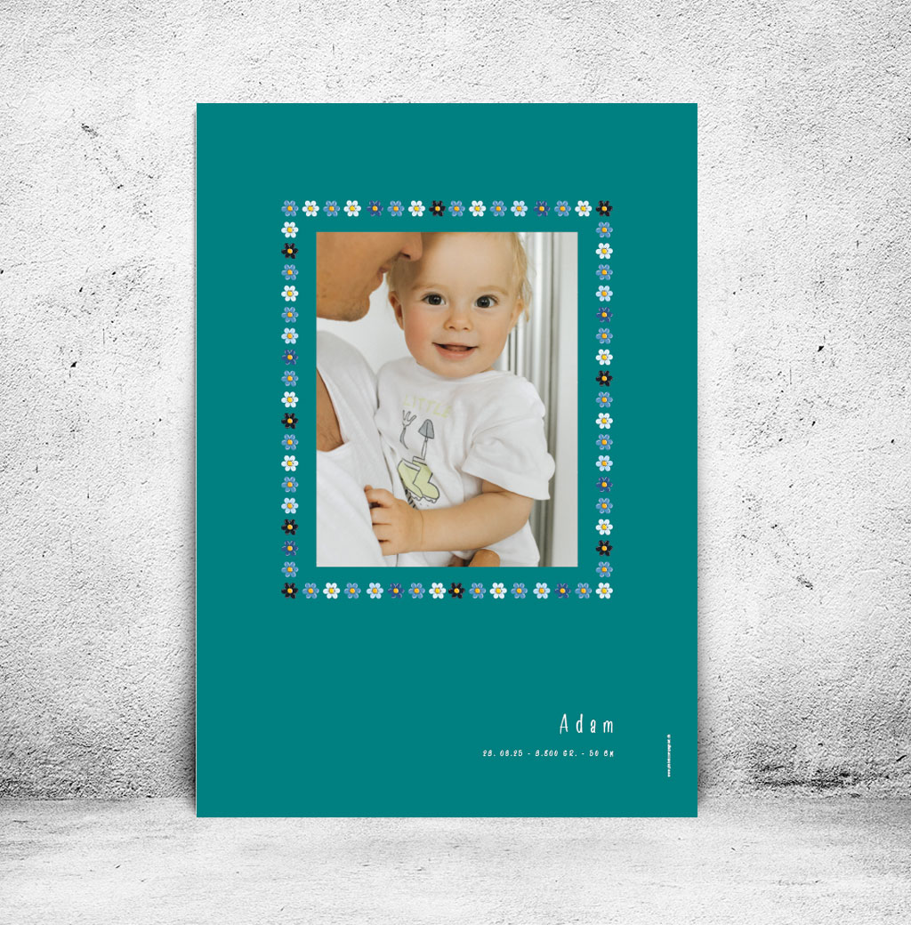 viser rektangulaer fødselstavle med et foto omkranset af en soed kant af blomster i blaa farver. Dertil fornavn og foedselsdata. Teal baggrund. Designet af www.plakatcompagniet.dk