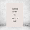 viser citatplakaten med citatet "Do more of what makes you happy" på beige baggrund fra www.plakatcompagniet.dk
