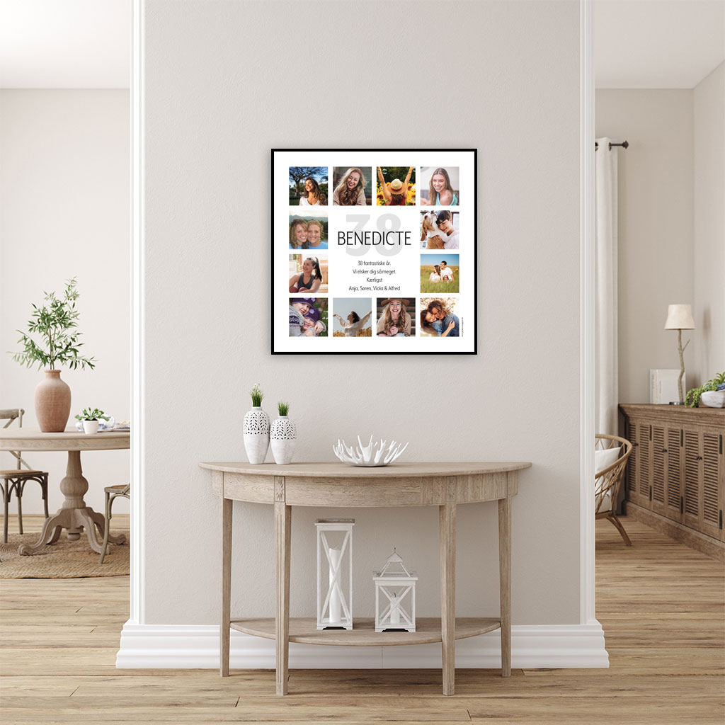viser kvadratisk fotoplakat med 12 fotos og tekst centralt placeret på fotoplakaten. Farvefotos på hvid baggrund. Designet af www.plakatcompagniet.dk x