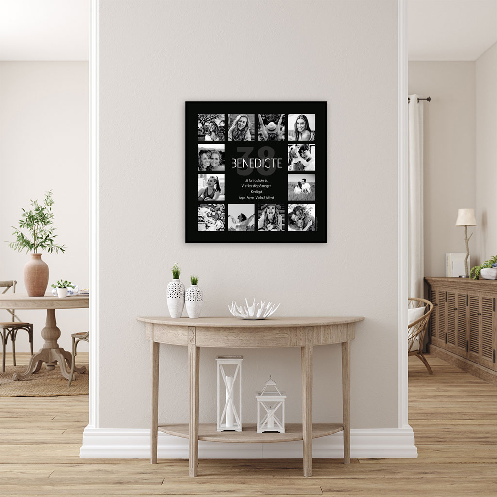 viser kvadratisk fotoplakat med 12 farve fotos og tekst centralt placeret på fotoplakaten. Sort_hvid fotos på sort baggrund. Designet af www.plakatcompagniet.dk x