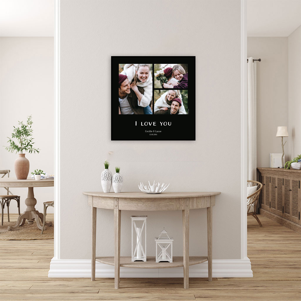 viser kvadratisk fotoplakat med 3 fotos. Plads til tekst på den nedre del af fotoplakaten. Farvefotos på sort baggrund. Designet af www.plakatcompagniet.dk x
