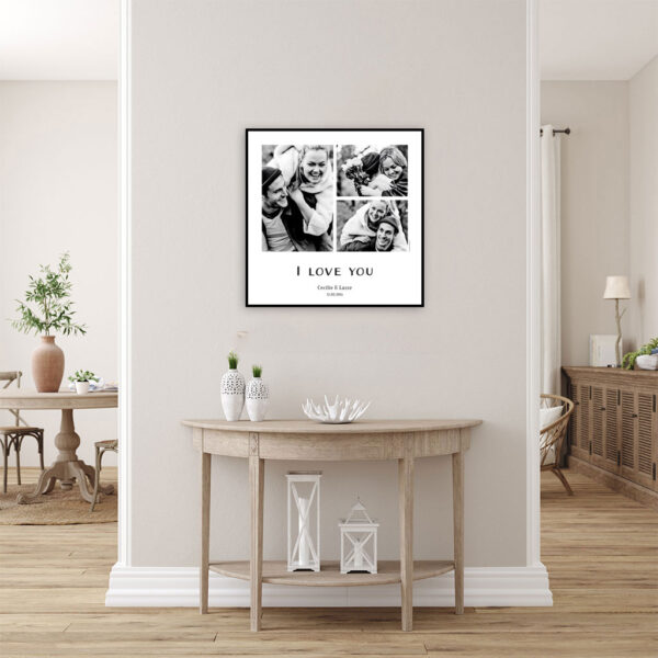 viser kvadratisk fotoplakat med 3 fotos. Plads til tekst på den nedre del af fotoplakaten. Sort_hvid fotos på hvid baggrund. Designet af www.plakatcompagniet.dk x