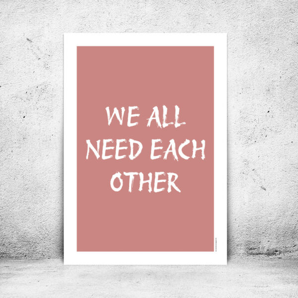 viser citatplakaten med citatet "We all need each other" på coral baggrund fra www.plakatcompagniet.dk